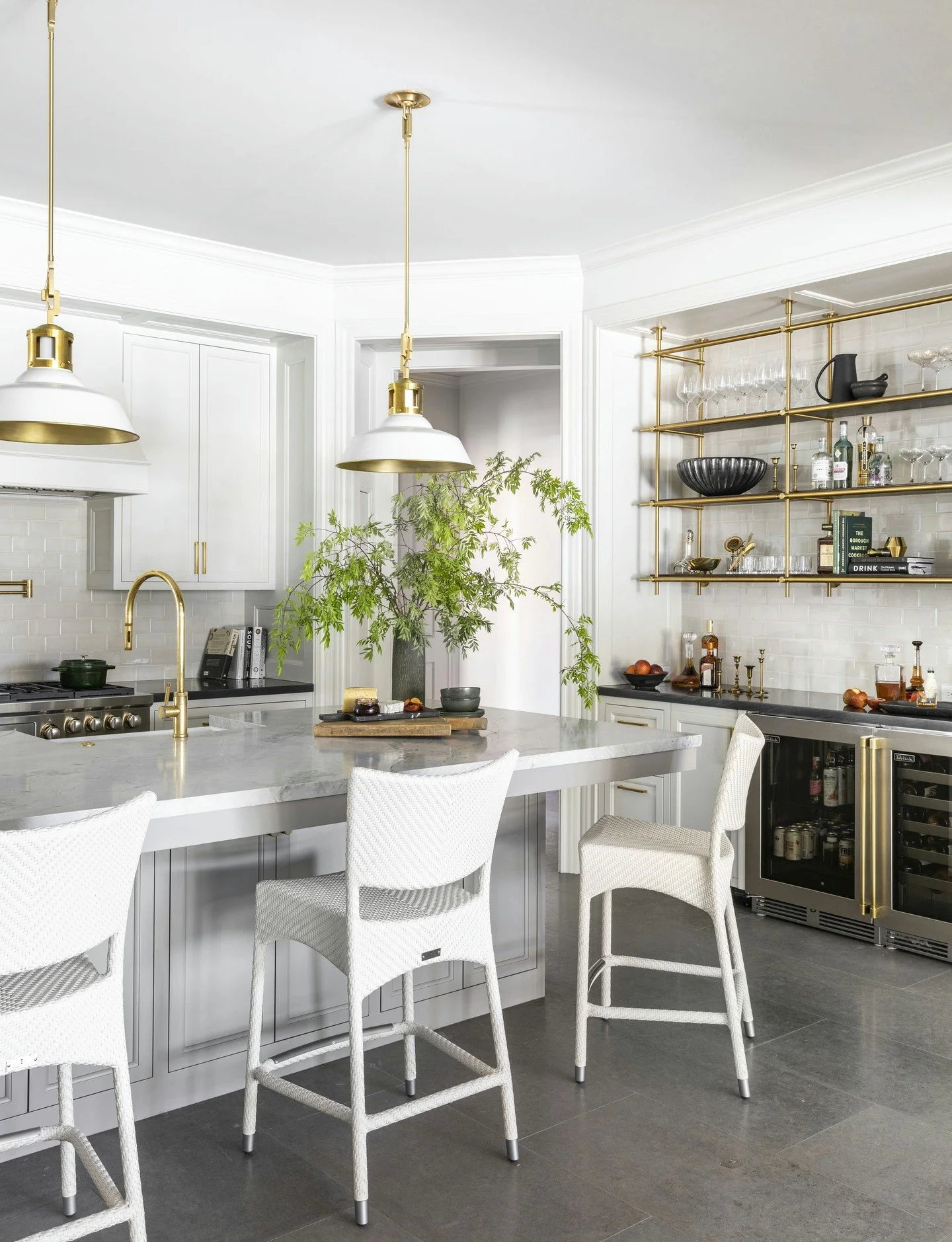 Our clients loved their Sugar Land neighborhood too much to leave&mdash;so a carefully reimagined kitchen adds a new chapter through craftsmanship and detail.

Interiors: @luxelivinginteriors
Architecture: @paulnbrowarchitect

#LuxuryHomeBuilder #Hom