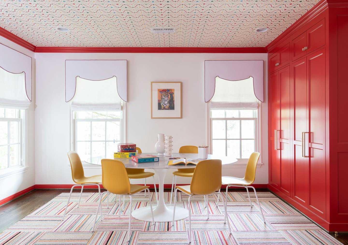 Joyful spaces demand exacting work. This room delivers on both. Double tap if you're ready for color that commits 💛 

Interiors: @ellaleeinteriors
Architecture: @rogercooner_architect
Photographer: @michaelhunterphoto

#LuxuryHomeBuilder #HoustonCus