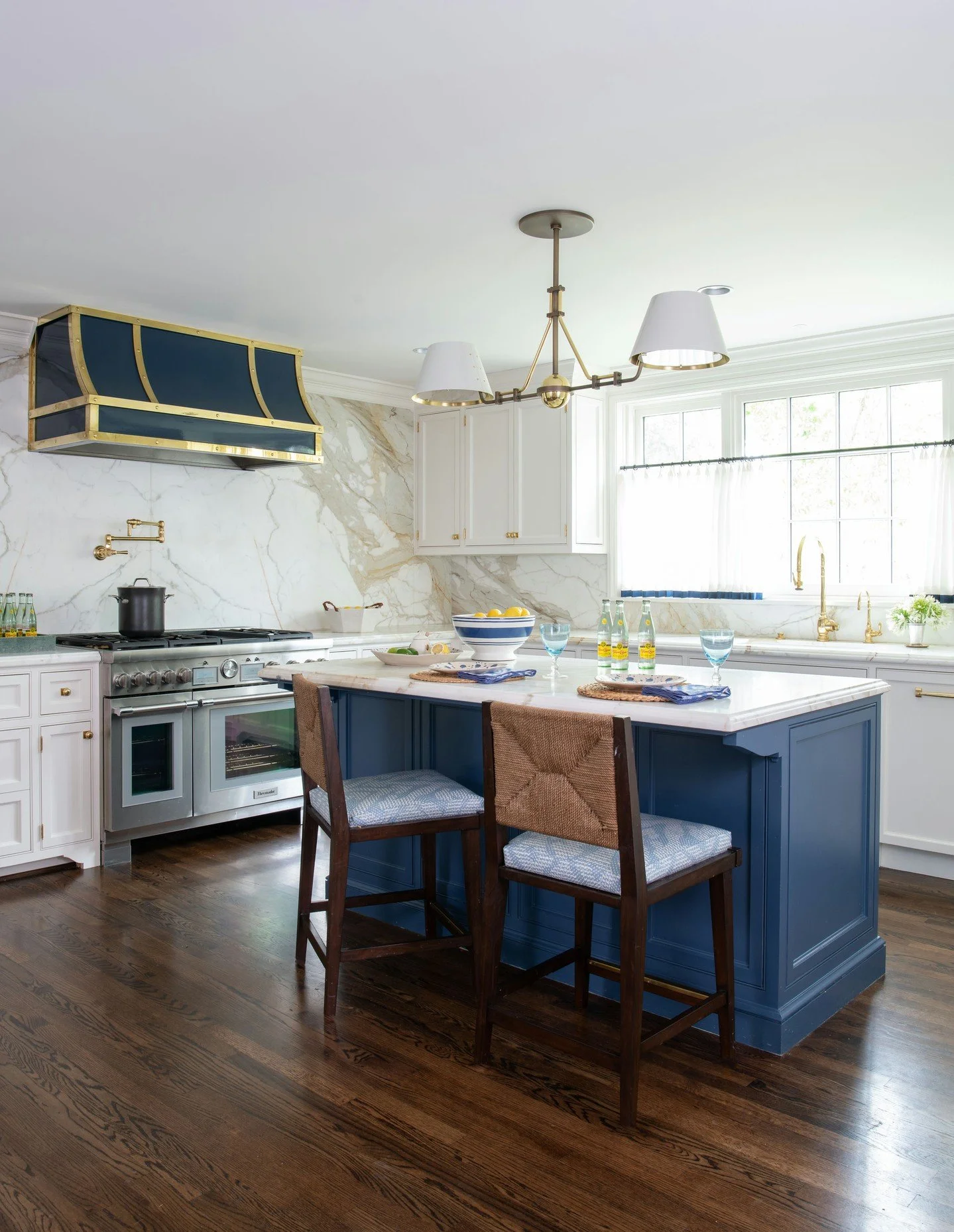 Sunlight and crisp millwork. Double tap if you appreciate the small things done right.

Interiors: @ellaleeinteriors
Architecture: @rogercooner_architect
Photographer: @michaelhunterphoto

#LuxuryHomeBuilder #CustomHomeRenovation #KitchenDesign #Rive