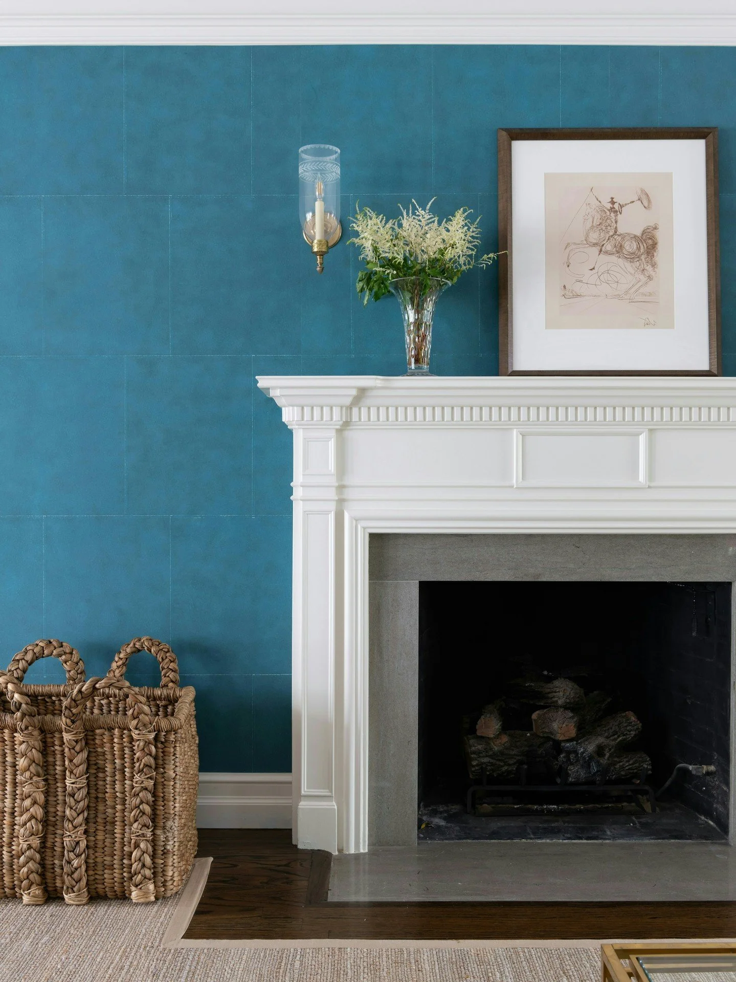 With Spring right around the corner, you might be using your fireplace a little less. That doesn't mean it still isn't a statement piece!

Interiors: @ellaleeinteriors
Architecture: @rogercooner_architect
Photographer: @michaelhunterphoto

#LuxuryHom