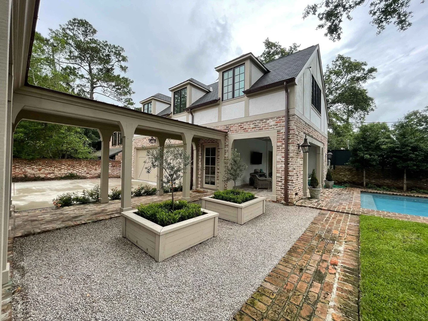 We rebuilt this River Oaks courtyard from the studs up.

Architecture: @drewswommackarchitect
Landscape: @gregoryhenrylandscapeanddesign
Interior Decorator: @jrandallpowers

#LuxuryHomeBuilder #HistoricHomeRestoration #RiverOaksHomes #1930sArchitectu