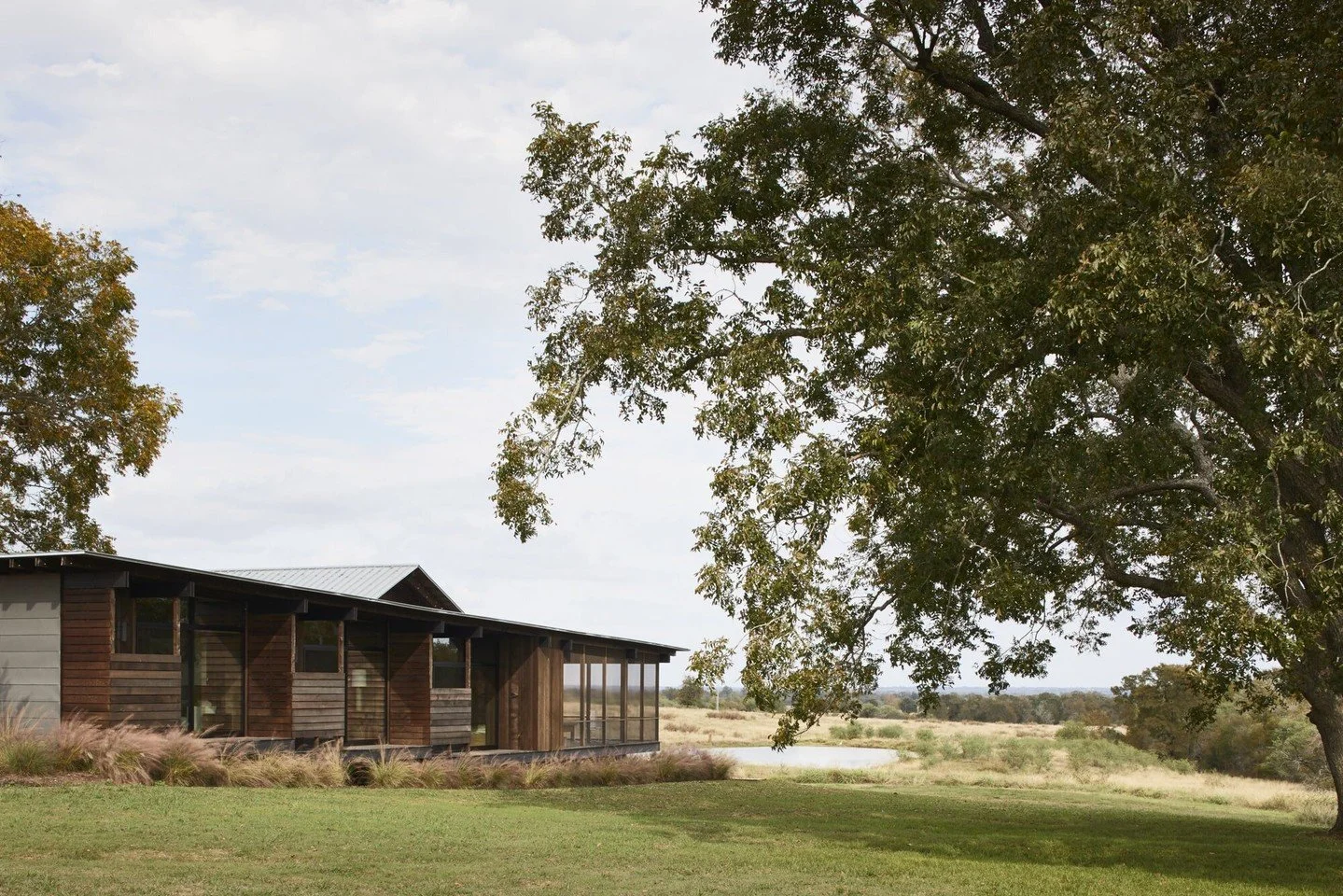 This rural retreat in Washington County proves that thoughtful construction and precise finish work create a quiet luxury that endures. 

Architecture: @lakeflato
Photographer: @andreacalo

#CustomHomeBuilder #LuxuryHomeBuilder #RanchStyle #TexasRanc