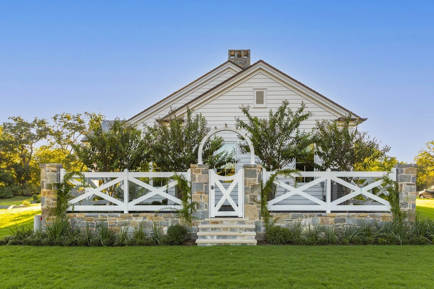 Clean lines and strong materials. This is how we build homes that age gracefully instead of just looking new.

Architecture: @reaganandrearchitecture
Landscape: @eauxgram

#LuxuryHomeBuilder #CustomHomeConstruction #EquestrianEstate #DreamHomeDesign 