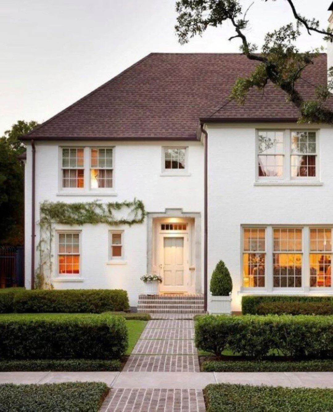 A 1940s Southampton home, brought back to life with new millwork, refinished floors, and craftsmanship that stands the test of time.

Architecture: @curtisandwindham
Landscape: @lansonbjonesandco
Interior Decorator: @jrandallpowers

#LuxuryHomeRemode
