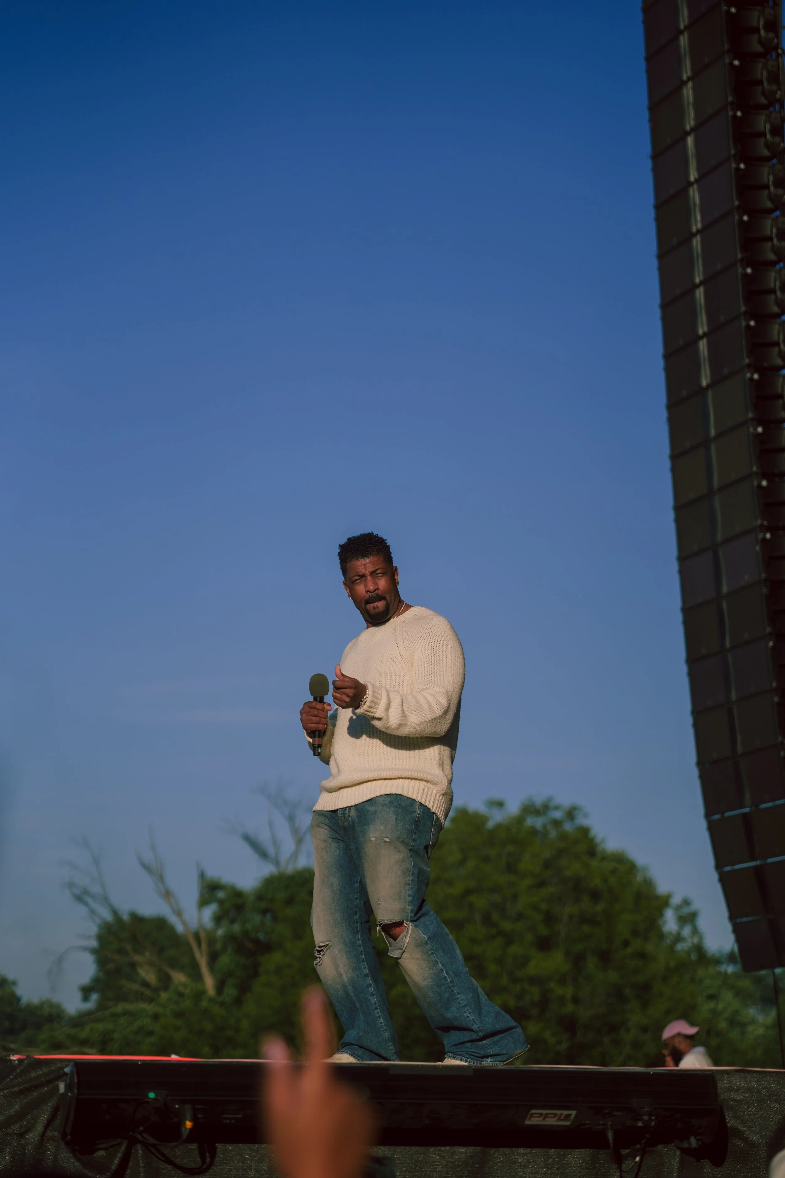 Deon Cole hosts Roots Picnic 2025 in Philadelphia, PA. Photo by Kyle Claud / Kyle C Photography.