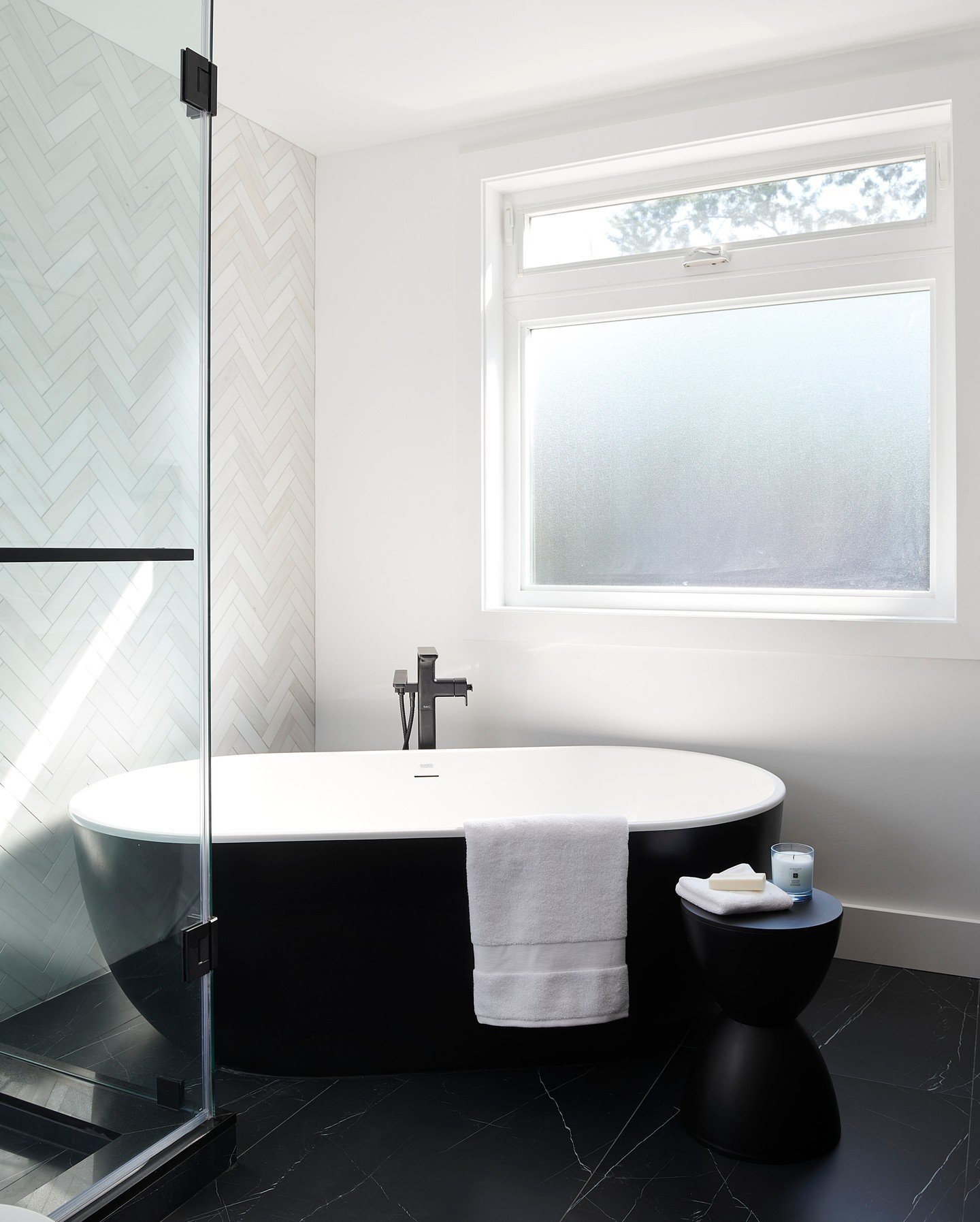 Bath dreams 🛁
*
*
📸 @alexlukey
🔨 @revivecontracting
*
*
*
*
*
#bathroom #bathroomdesign #bath #bathroomreno #homerenovationideas  #interiordesign #interiorinspo #rennovated #homeinspiration #dreamhome #interiordesignlovers #moderninteriordesign #I