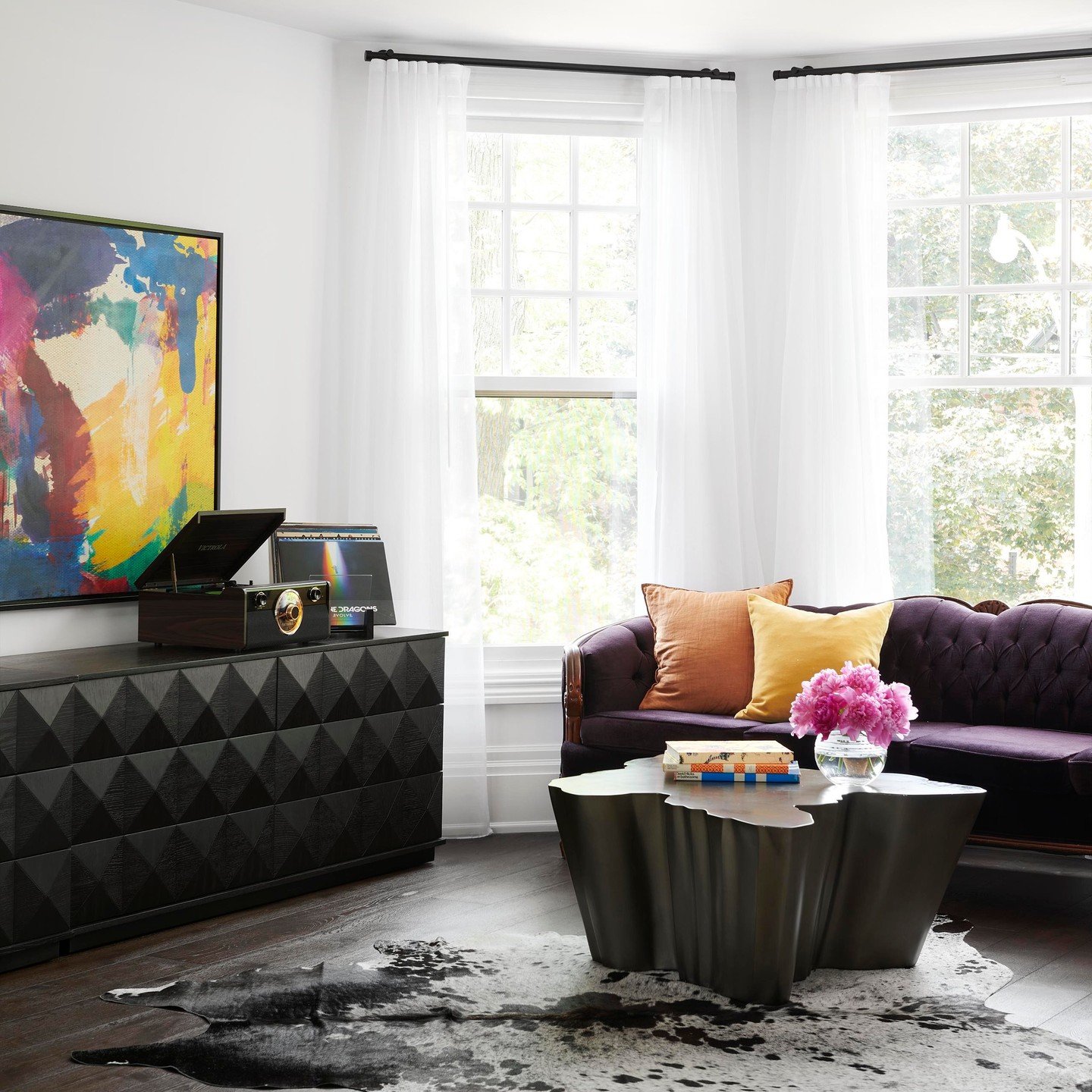 Love the light in this bedroom.
Here we combined this stunning purple vintage sofa with a modern coffee table, dresser, art and a cowhide rug to make the perfect sitting area for the bedroom.
.
.
📸 @alexlukey
.
.
#interiordesign #interiordesigner #i
