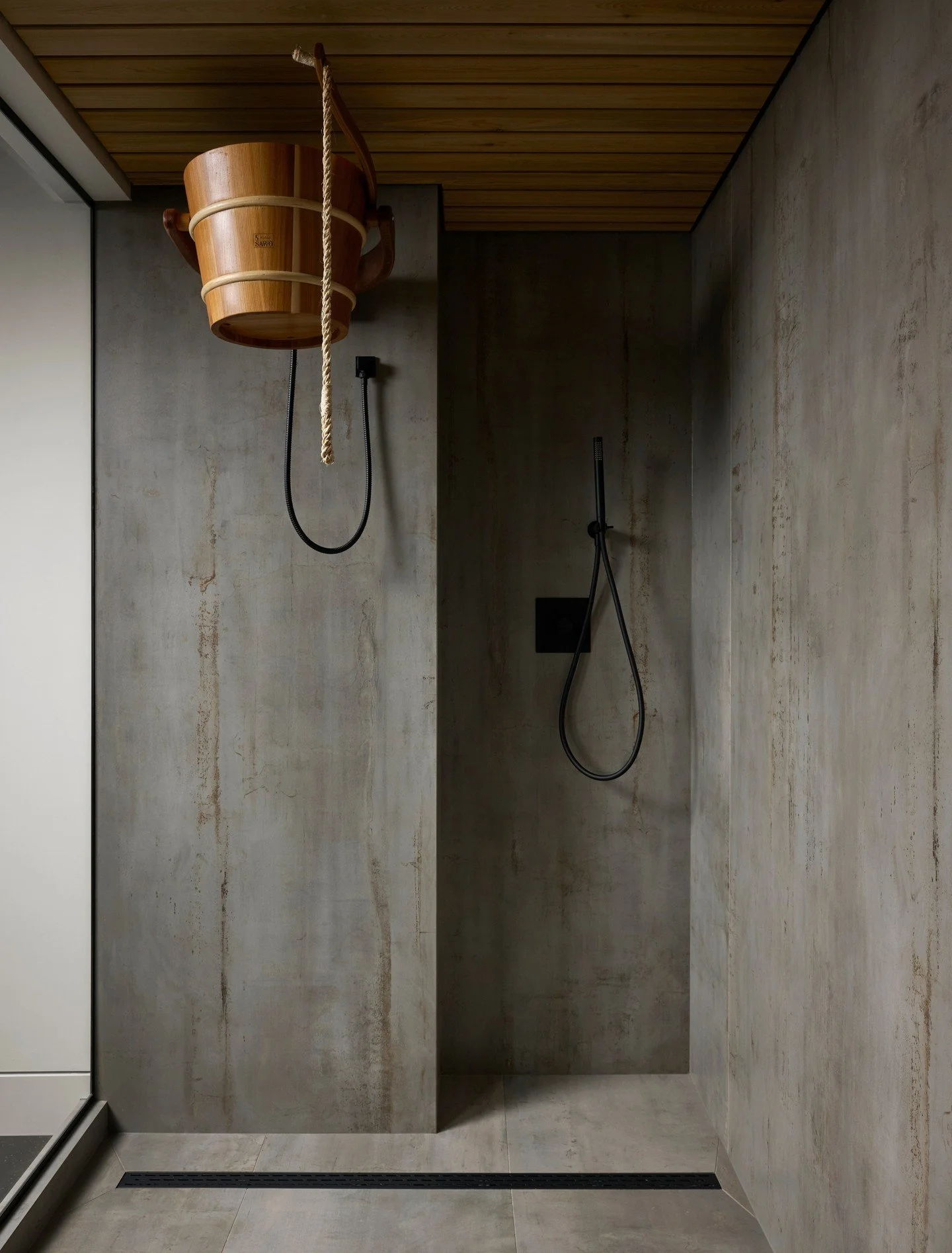 Cedar wood scent and a cold bucket shower &mdash; my kind of therapy. 🕊️ 
*
*
Design: @bluedesignstudio.ca
@stratadesign.development_inc
@craftsmanreno
📸 @alexlukey
@cesarioandco
@maryjdamico
@floorence.tile
@saunaspecialist