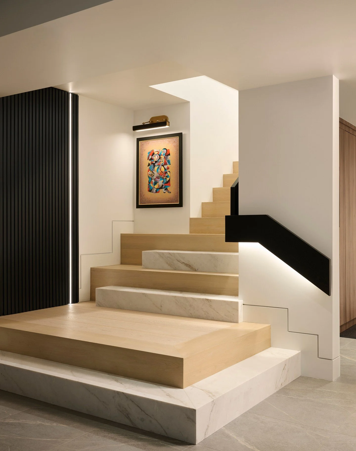 Where design becomes art. Loving our custom staircase design &mdash; melding warm wood, timeless stone, and a bespoke railing that brings it all together.
*
*
Design: @bluedesignstudio.ca
@stratadesign.development_inc
@craftsmanreno
📸 @alexlukey
Ele