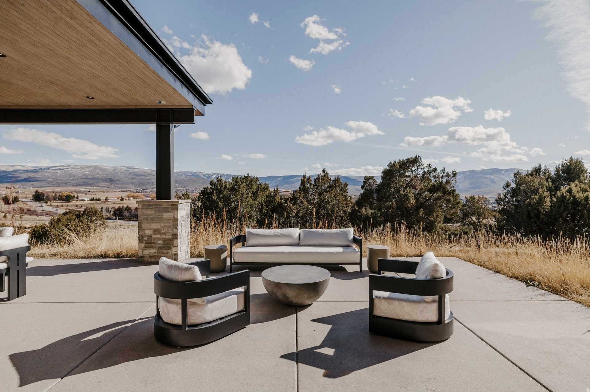Red-Ledges-147-Outdoor-Seating.png
