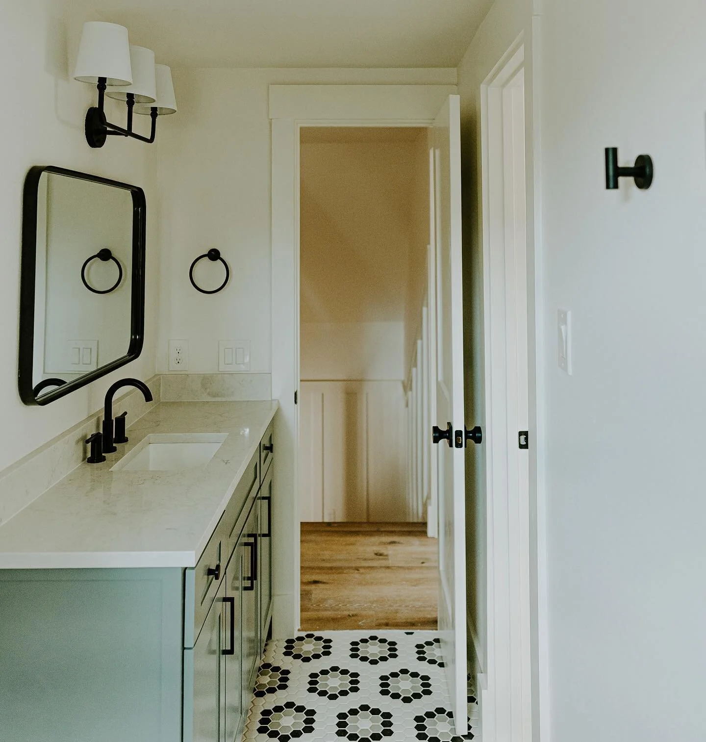 Giving this bathroom the moment it deserves. 

#bathroomgoals #bathroomdesign #customhomes #remodeling #repair #cabinets #homedesign #dallashomebuilder #dallascustomhomes #dallasbathroomremodel #dallasbathroomremodeling #tilefloor #tileshower #remode