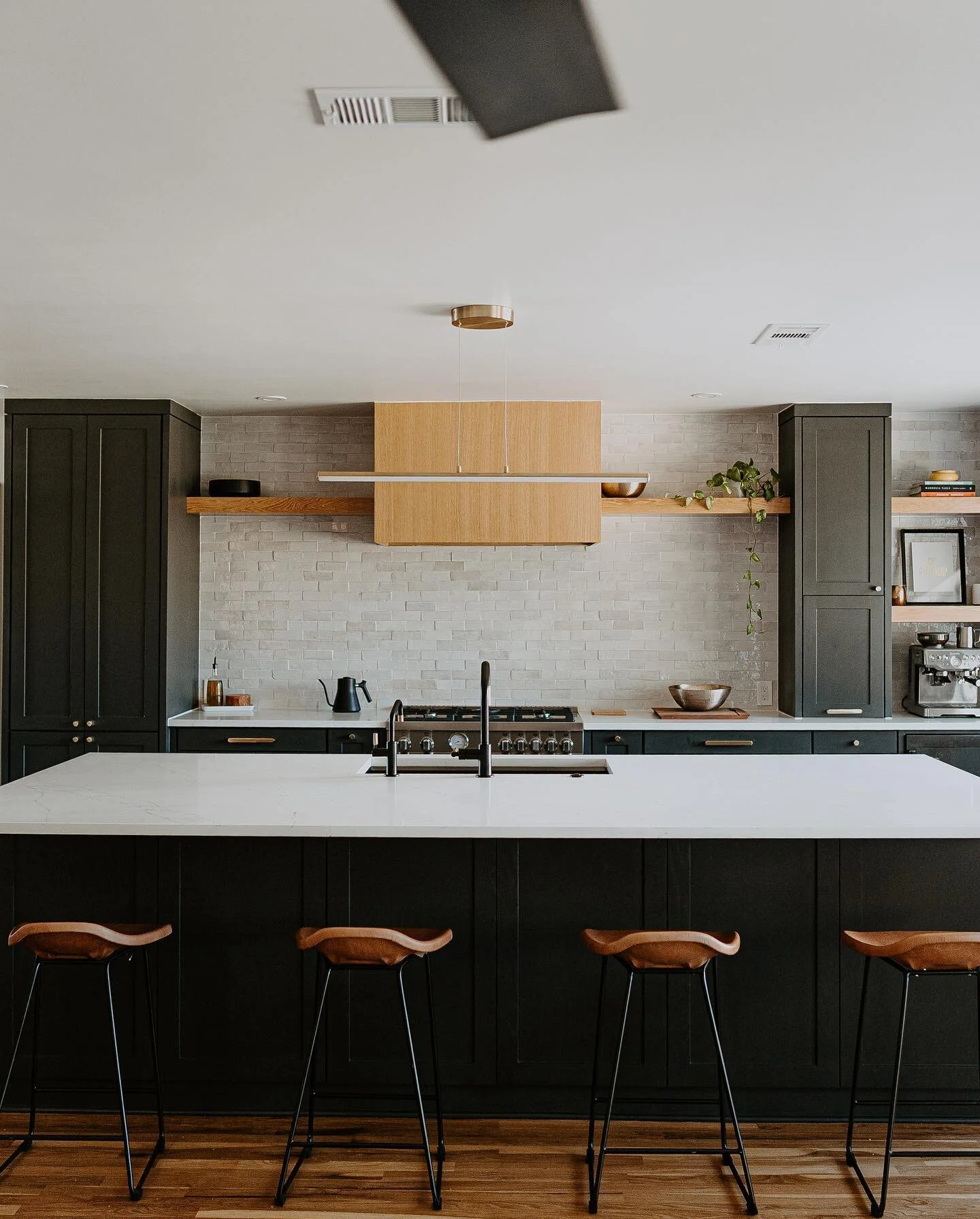 COMPLETED: This kitchen is stunning! The white oak complements the dark cabinets so well.

#kitchenremodel #customhomes #remodeling #repair #cabinets #homedesign #dallashomebuilder #dallascustomhomes #kitchendesign #kitchenisland #kitchencabinets #re
