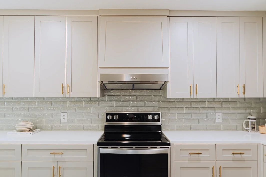 Using @whirlpoolusa appliances to enhance the look 👀 

#dallascustomhomes #customhomes #remodeling #repair #cabinets #homedesign #dallashomebuilder #kitchendesign #kitchenisland #blacksplash #luxuryhomes #kitcheninspiration #kitchenremodeling #foryo