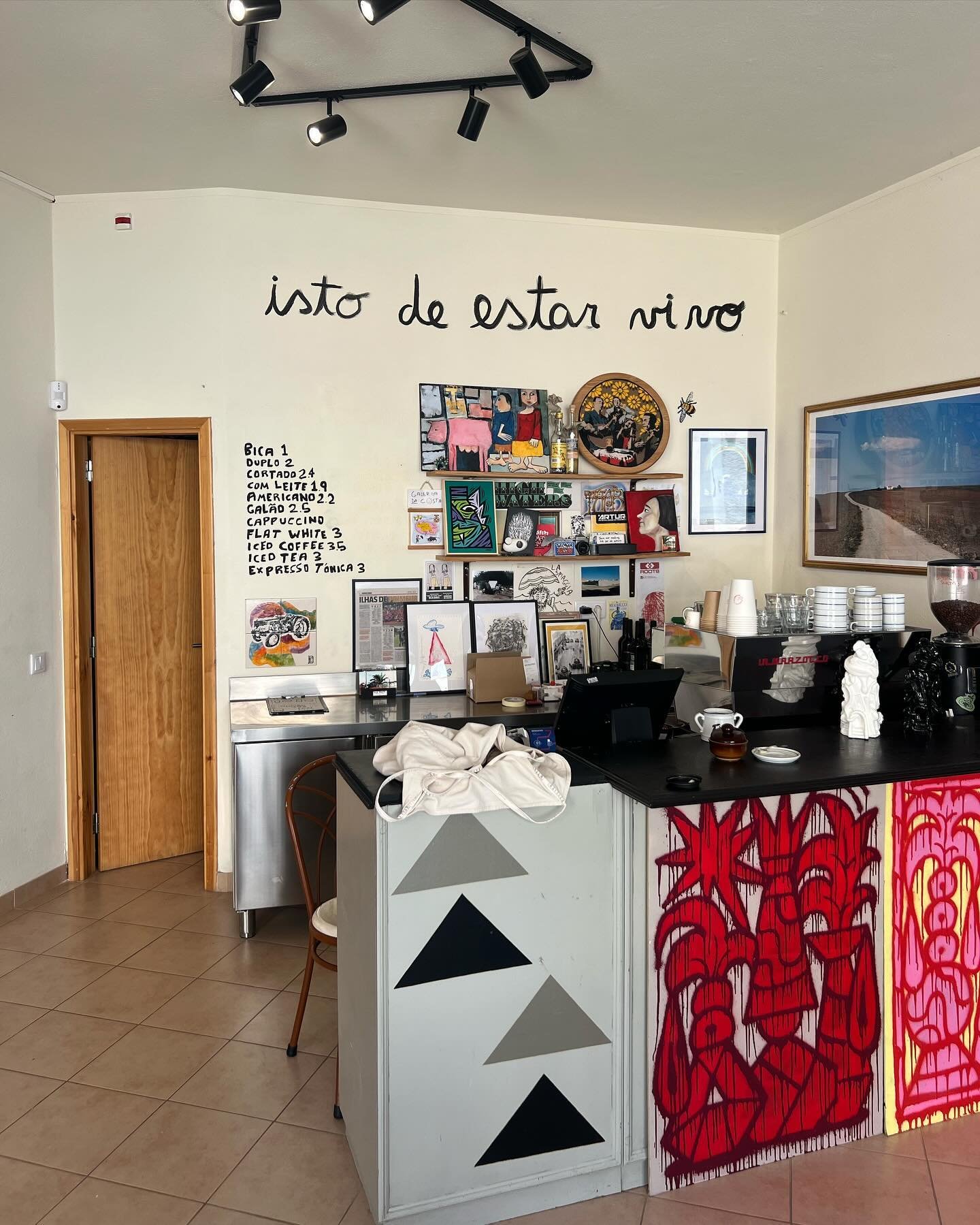 &ldquo;The essence of life&rdquo; a local gallery in Lagos, Portugal. 🇵🇹💛