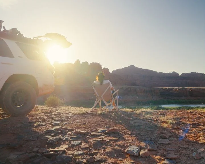 Postcards from spring in Utah - driving through puddles, marveling at the insane red rocks, and making friends with strangers 🏜️🌵 I&rsquo;m always missing the desert when I&rsquo;ve been in the mountains for a while. 

#nomad #vanlifemoments #lifeo