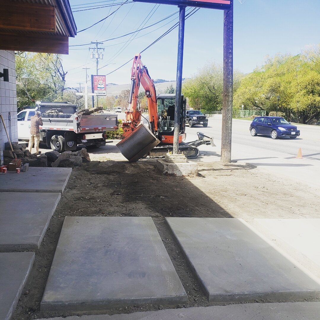 Quick little prep job for @nokomis.landscaping this morning. Have you seen the quality work they do? Love watching the way they transform clients outdoor living spaces.

#landscapingdesign #vernonbc #kx0574