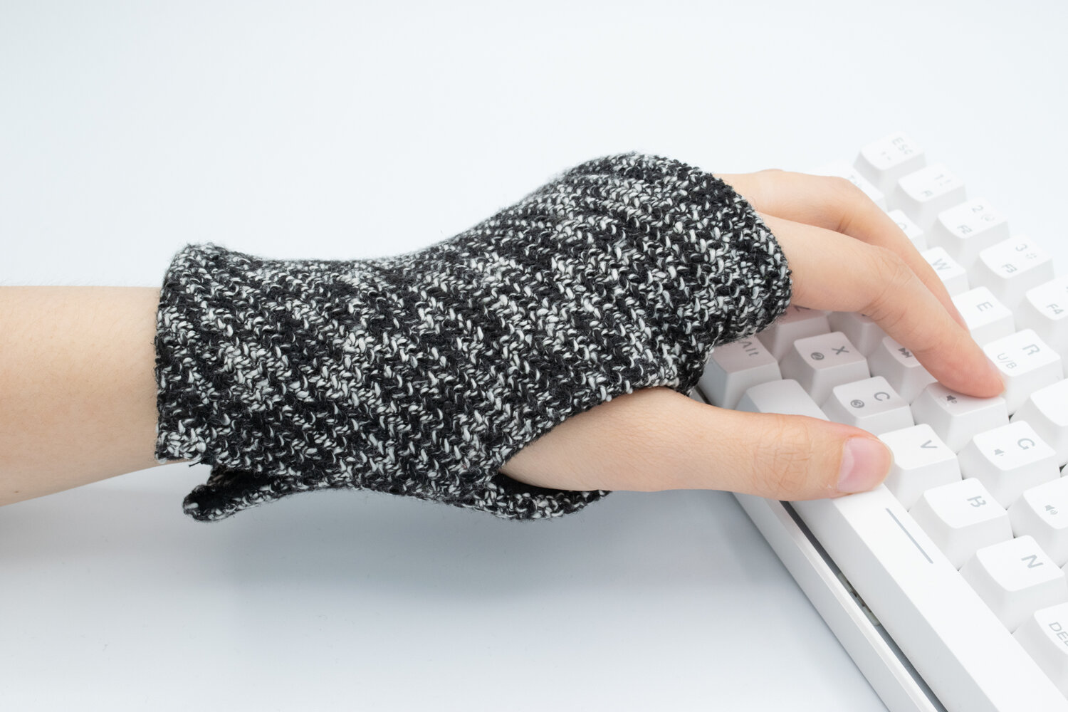 Black-White Tweed Fleece-Lined Gloves — Refiber Designs