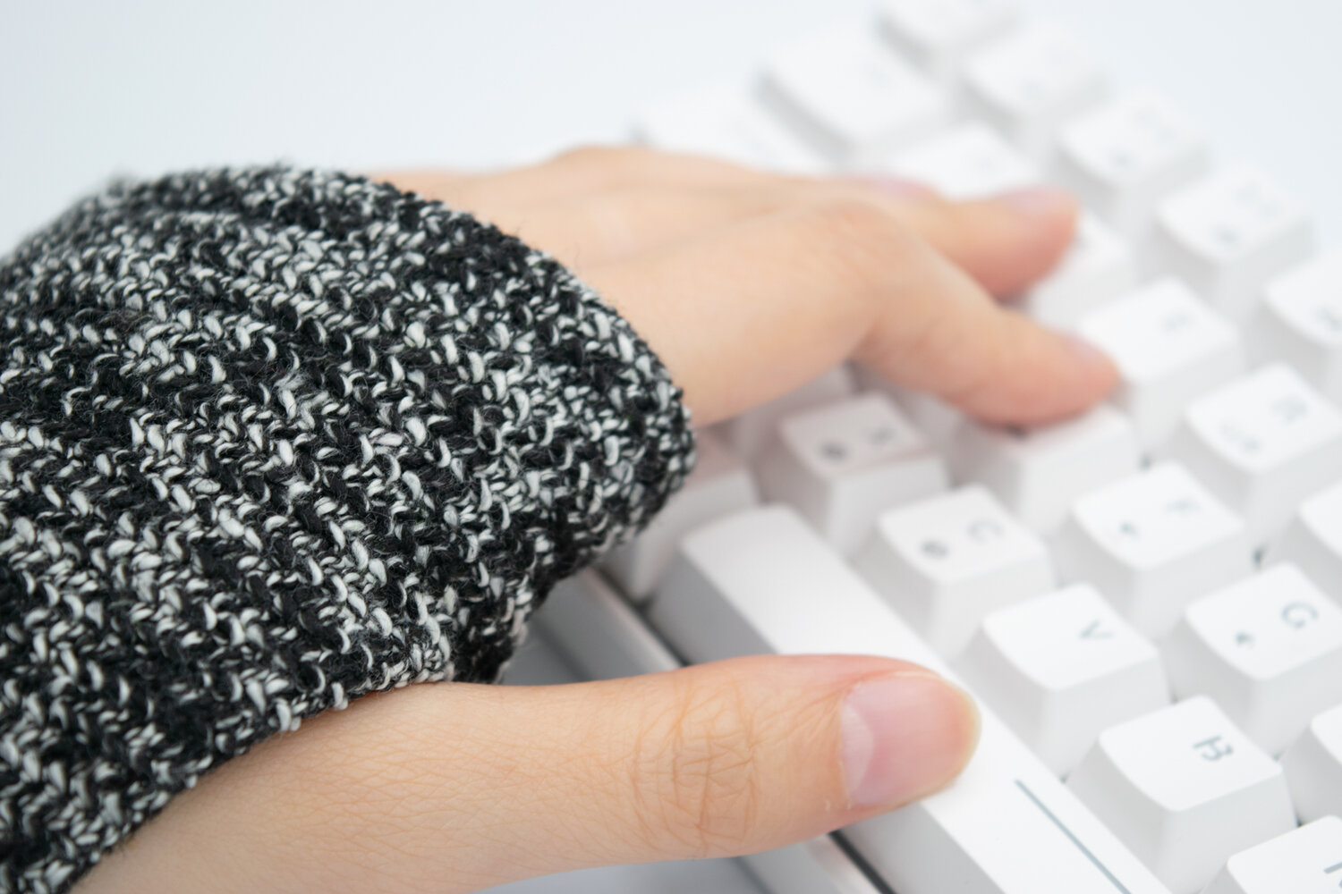 Black-White Tweed Fleece-Lined Gloves — Refiber Designs