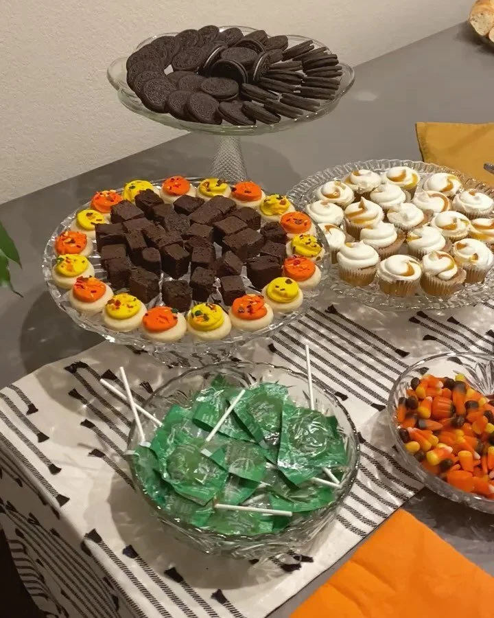 It&rsquo;s Getting Chili! Thanks to private chef @sadyebby we had a delicious chili dinner and learned how to make two fall cocktails! Friday night was the last day of September, and we had such a blast pretending it was already cool in AZ 😂 The rea