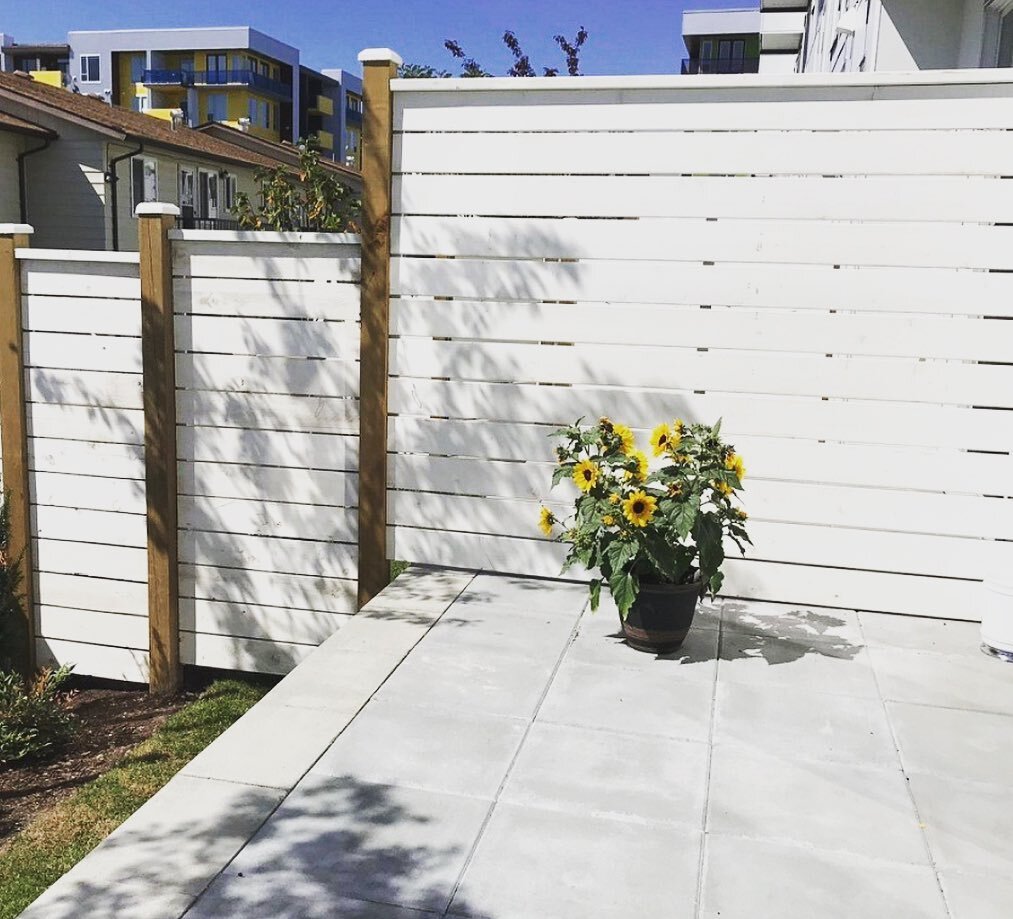 Trend Alert 🚨 Two-tone fence will instantly elevate your backyard! Contact us for a quote 📩