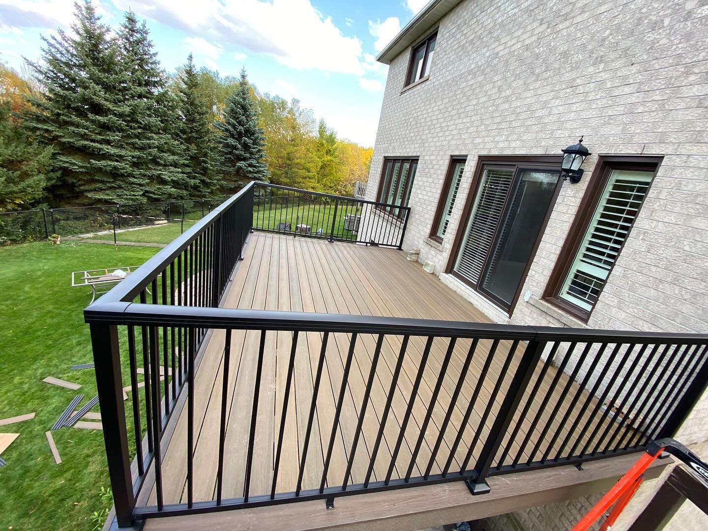 UPGRADING THE DECK:
- REINFORCED THE STRUCTURE
- WATERPROOFED THE BASE
- INSTALLED COMPOSITE DECKING BOARDS AND GLASS RAILING