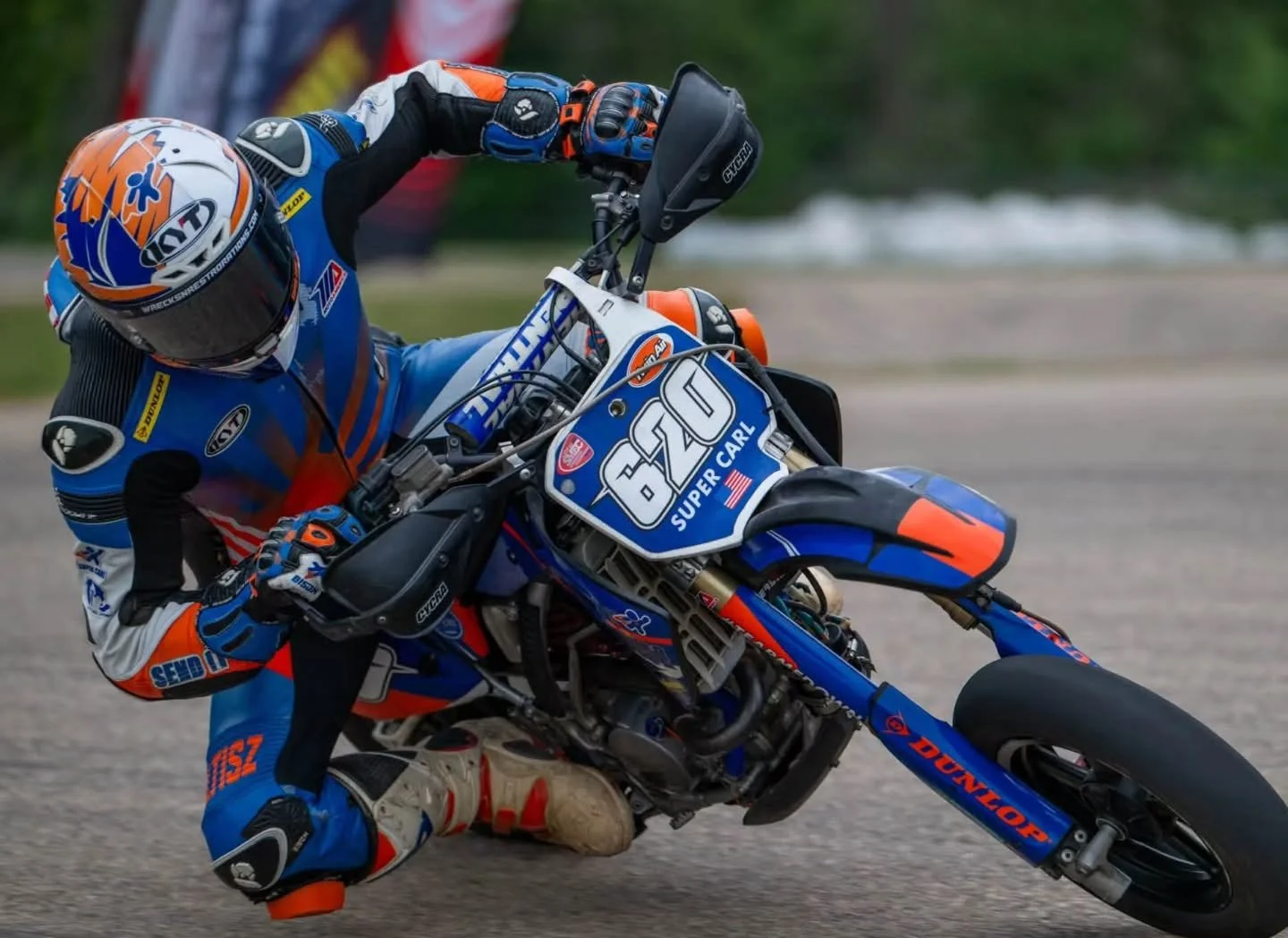 Super fun day at LOTW yesterday. Two wins &amp; a 3rd! Let's see what we can do for the final races today 🤘🥇🥇🥉

@greatlakessupermoto
@racesmec

📸 @shots_by_amd 

#supermoto #motard #supercarl #greatlakessupermoto #racesmec