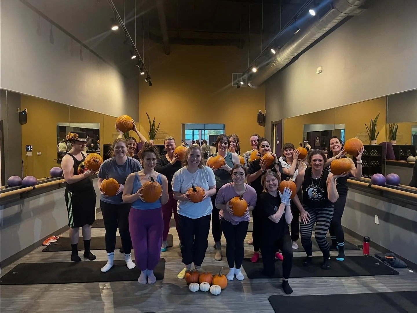 🎃Pumpkin Barre Group Shot🎃

Shout out to eveyone who came out for tonight&rsquo;s Fight with a very seasonally appropriate prop. We had so much fun!!!