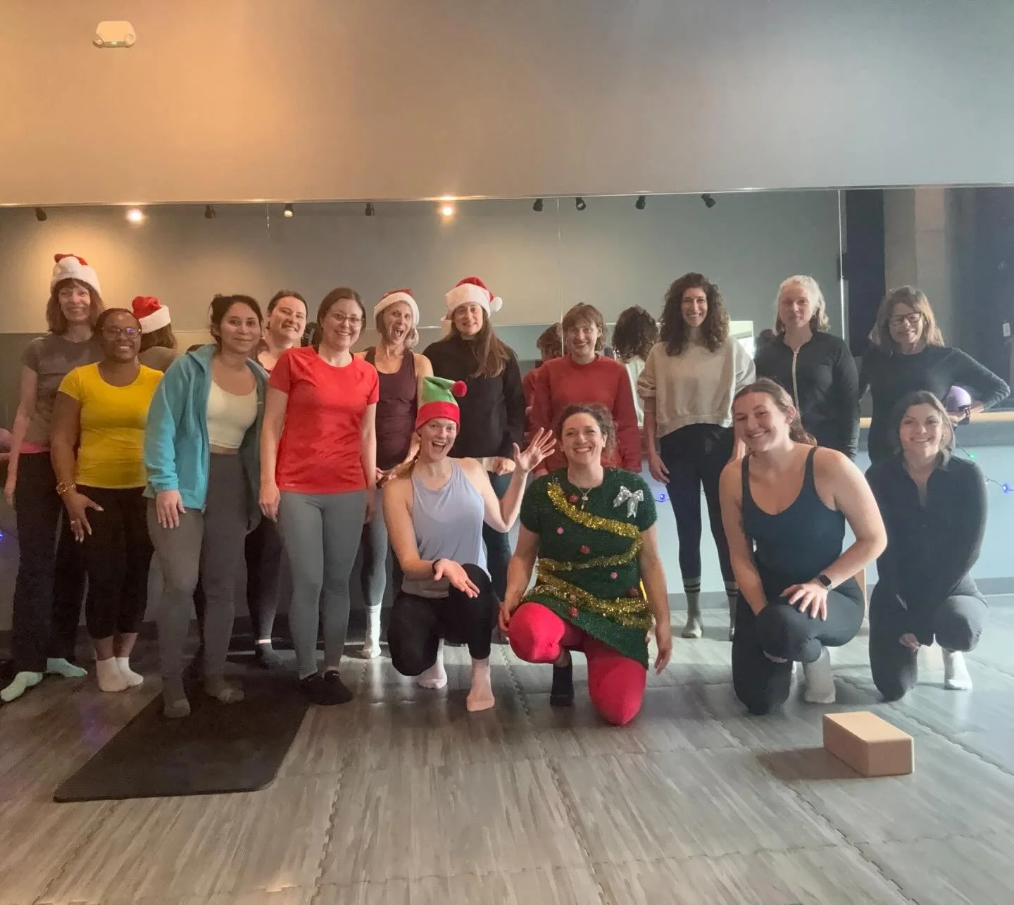 Taking a minute out of the holiday hustle to sleigh this workout! Such a fun morning at the barre! 🎄💪