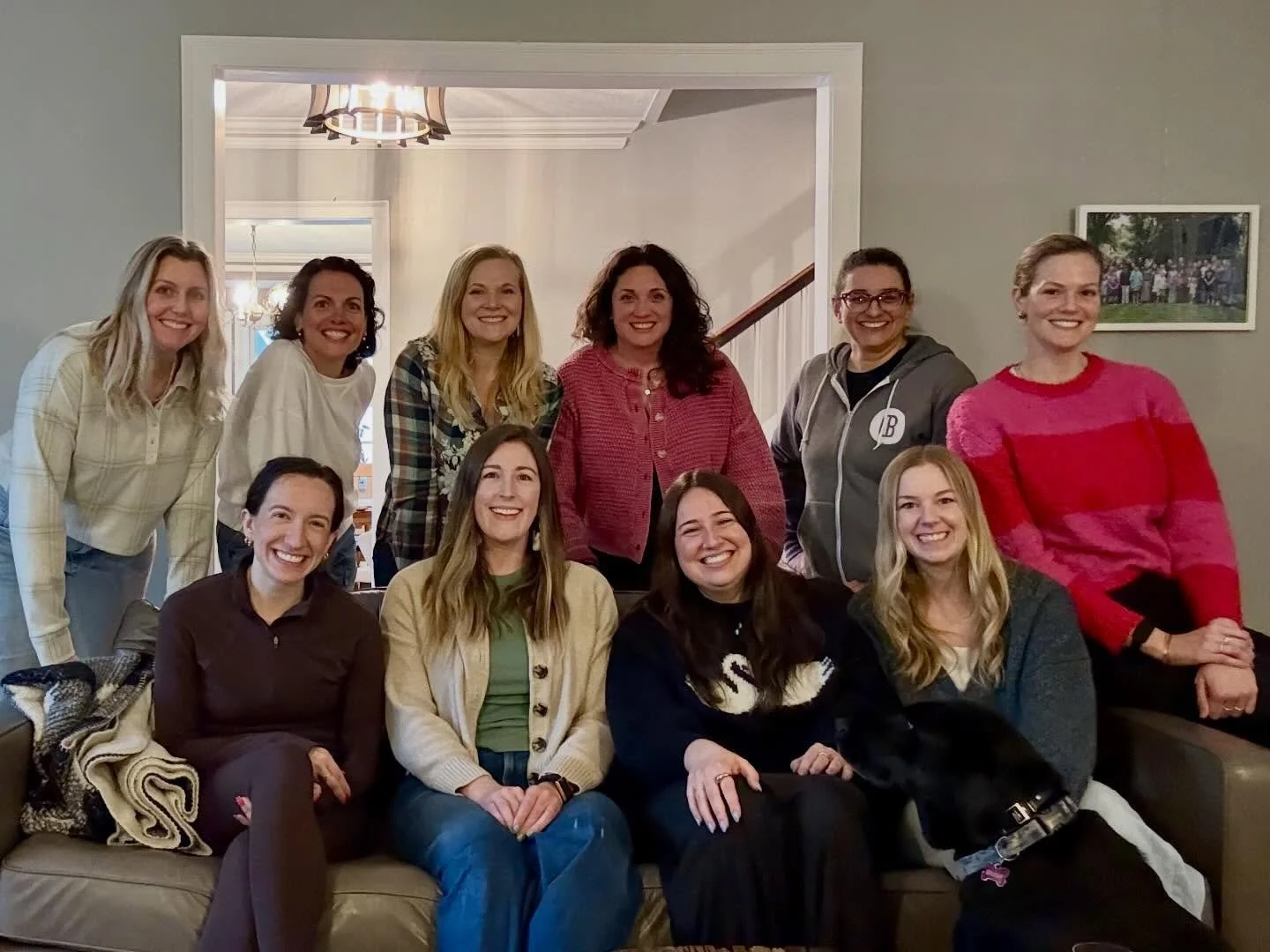 Look at that crew! ❤️The Barre District team got together this weekend outside of the studio to enjoy some good food, fizzy drinks and lots of laughs. Also! A special guest joined us, Lizzy the Lizard.🦎Swipe to see her getting friendly with Libby! 
