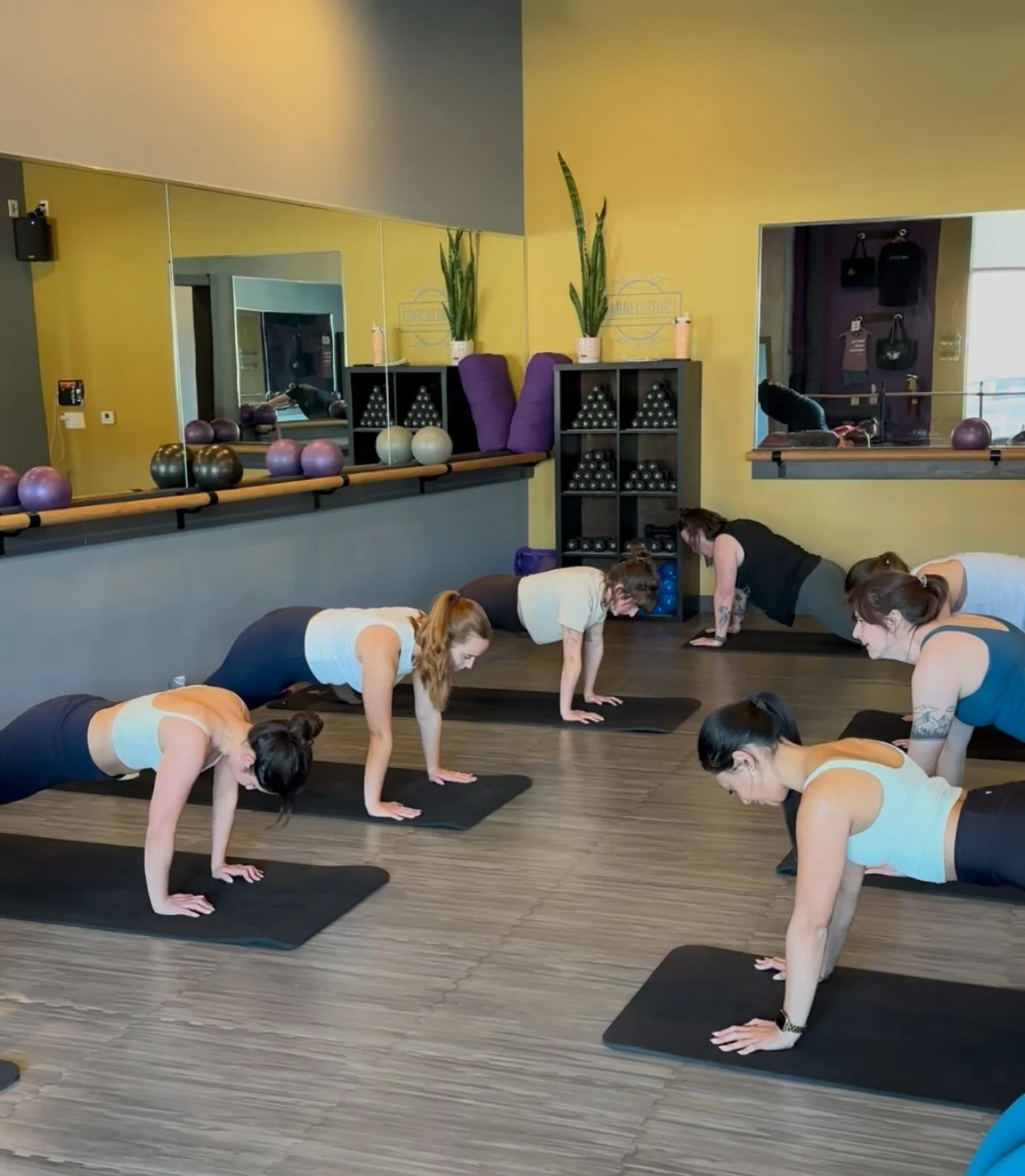 We have a short week! Make it even better by adding in some endorphins after hitting up the barre 🌞 Your body will thank you! 💪🦵💪