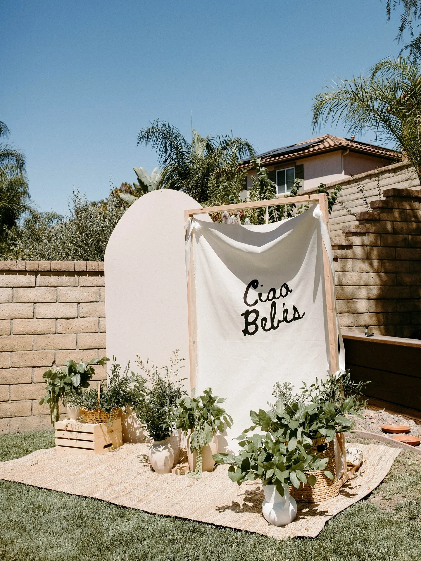 The prettiest baby shower 🥰 

Backdrop, bar &amp; cooler: @inthedetails.co 
Welcome Sign: @spectraindustriesllc 
Photography: @salgado.photo 
.
.
.
.
.
ID: A beautiful Italian pizza theme baby shower for twins.