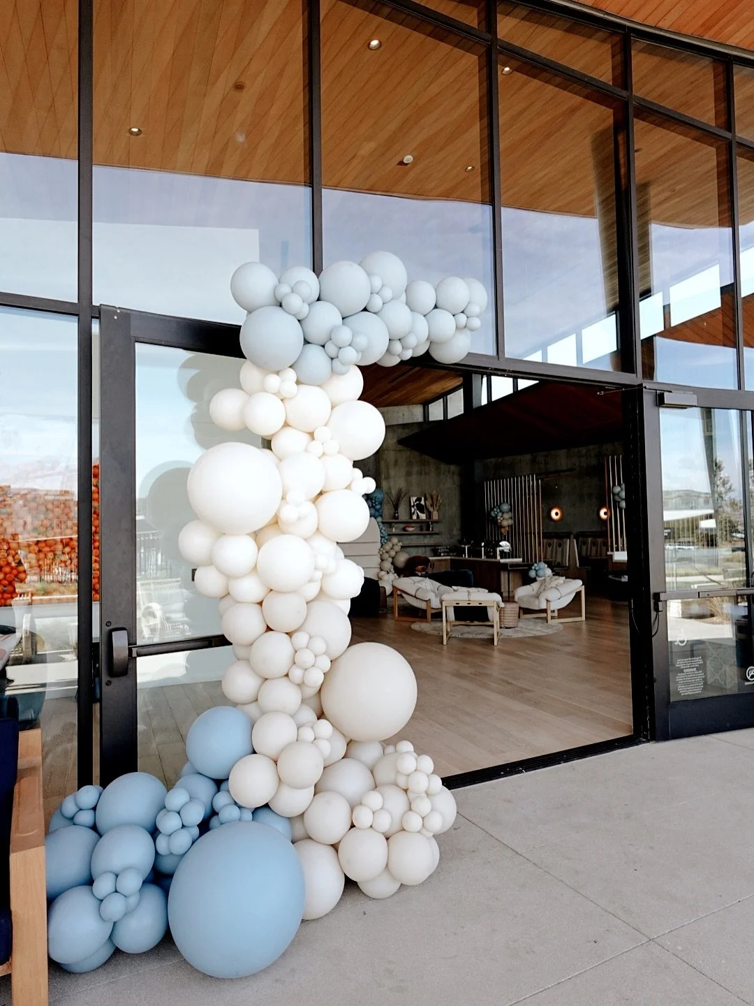 WE LIVEEEE FOR A FRONT ENTRANCE INSTALL 🥰 

Such a beautiful color palette for Tommy&rsquo;s Beary First Birthday! The perfect muted blues and nudes. 

Happy Birthday Tommy! 🧸🎈
.
.
.
.
.
.

Colors Used:
+ Tuftex Lace 
+ Tuftex Fog 
+ Sempertex San