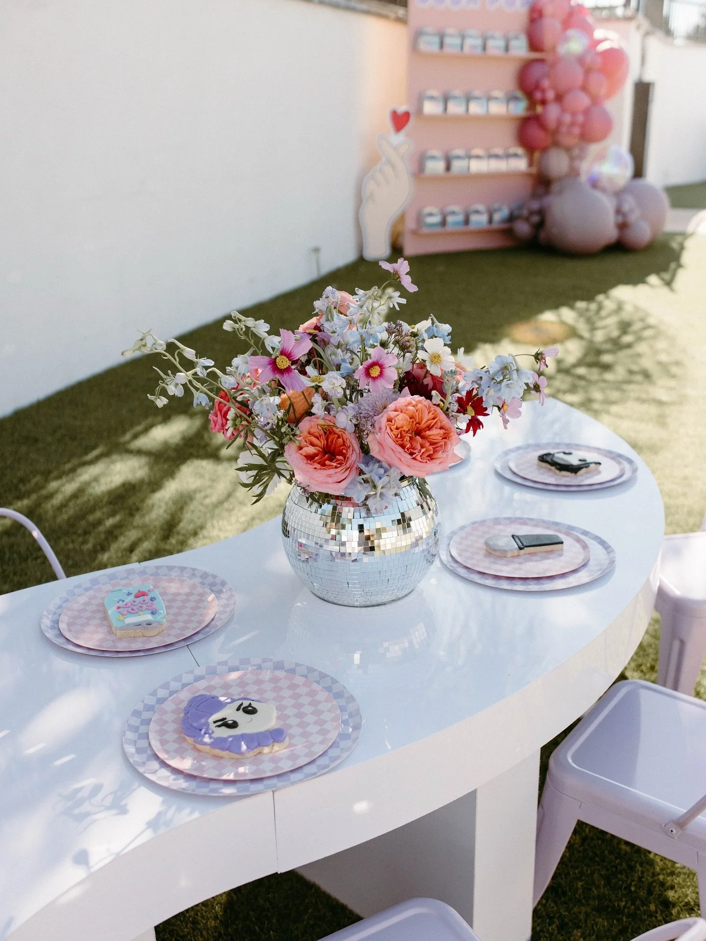 STILL thinking about these florals from the kids table 🤭

Styling/Florals: @inthedetails.co 
Kids Table/Chairs: @little.calabasas 
Props/Signage: @spectraindustriesllc 
Custom Cookies: @petitemoibakery (you&rsquo;re an angel 🥹) 
Photography: @salga