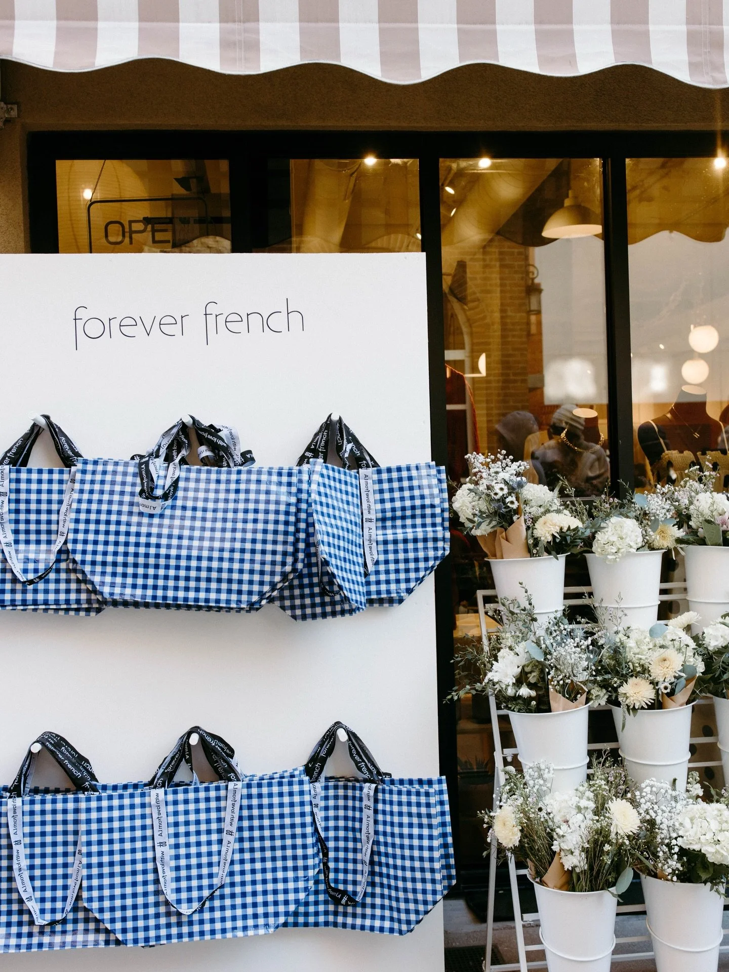 Some of our favorite rentals made an appearance at this cutie store opening! Tote bag wall, Lux Cart &amp; Flower Display stand for the win 🫶🏽

Also, we love a monocratic balloon moment! more of these please 🤞🏼