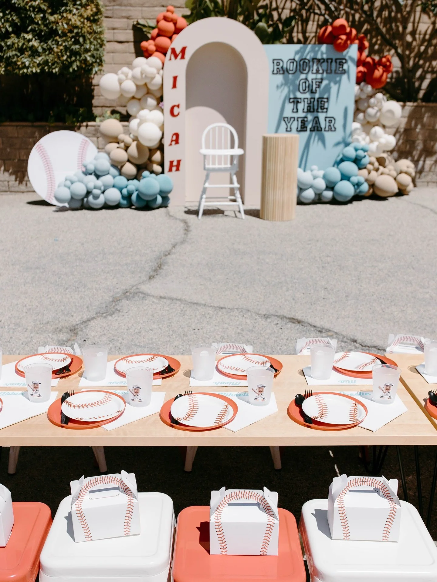 In honor of baseball playoffs, here&rsquo;s a little throwback to one of our favorite baseball themed parties 💙
.
.
.
.
.
.

@inthedetails.co 
@salgado.photo 
@minimodrentals 
@wildsaplingdesigns
.
.
.
.
Baseball Theme Birthday Party | First Birthda
