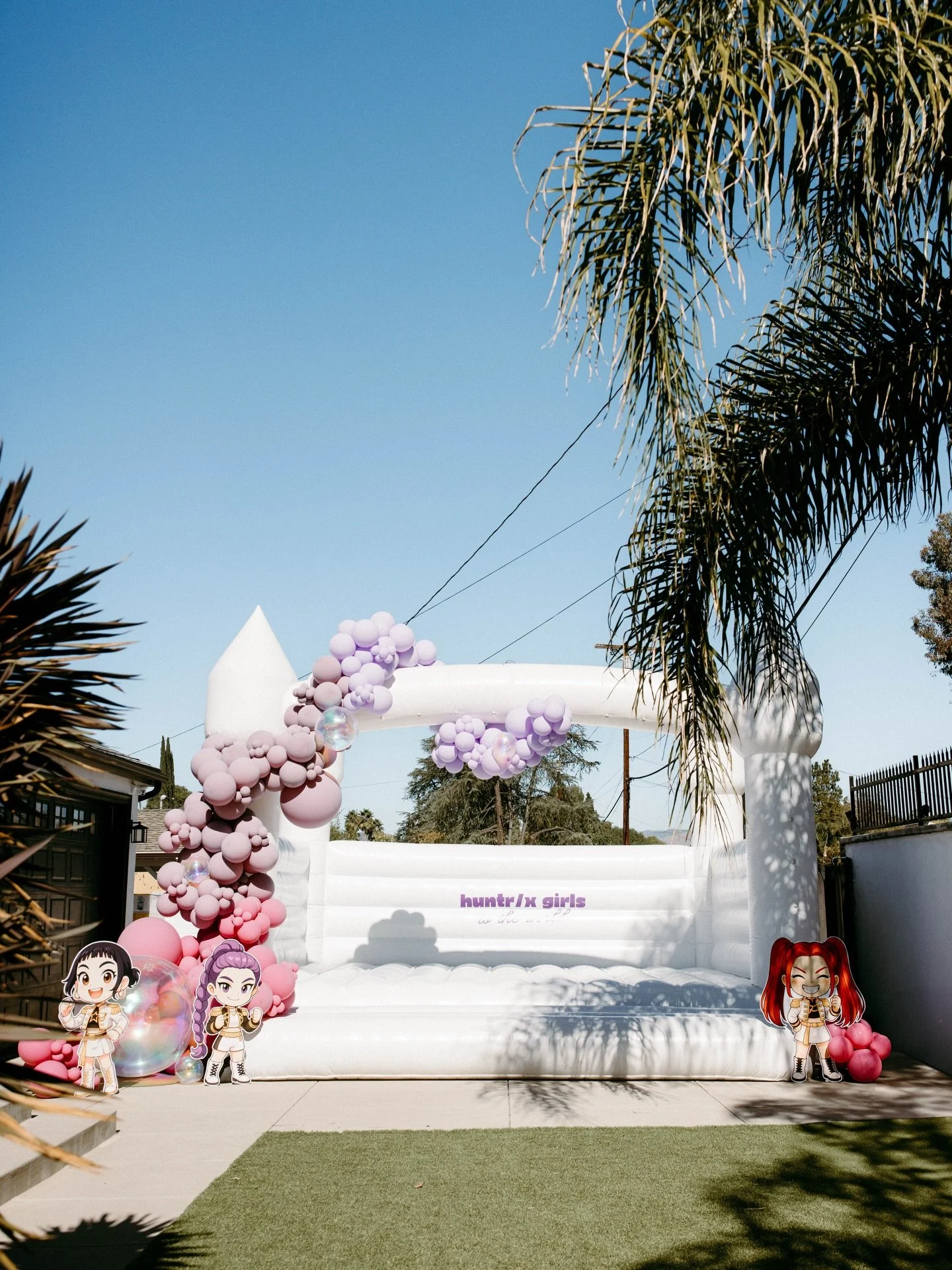 It&rsquo;s the subtle pop of iridescent &amp; the perfect pinks/purples  for us. Minimal but beautiful all at the same time! 🫶🏽

Our adult friendly 19 x 19 white bounce house is always a hit. We love seeing parents bounce around with their littles!