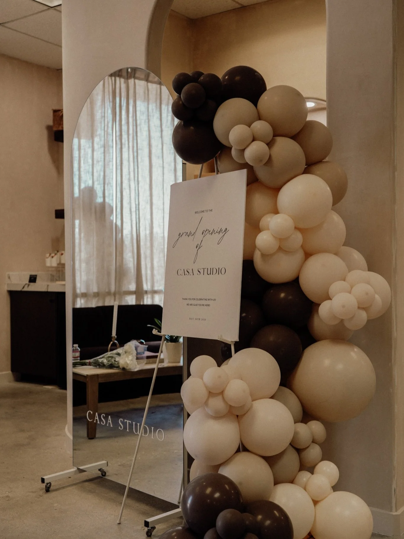 cutie balloon installs for our friends&rsquo; grand opening 💫 

give us all the browns &amp; neutrals please. 

this studio is stunning in every way! congrats ladies! thank you for letting us be a part of it! 

Salon: @casastudiosalon 
Photography: 