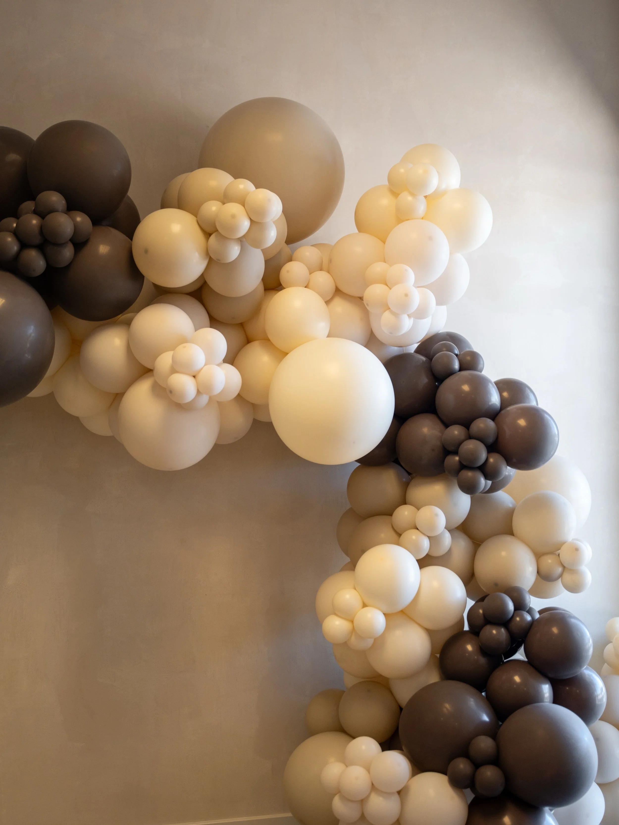 organic balloon installations is our favorite to look to achieve! this look gives THAT GIRL. 

she&rsquo;s luscious, unique, &amp; grand all in the right places 👏🏽
.
.
.
.
.
.
.
.
📸: @weareanthonyandbecky 

#grandopeningballoons #grandopening #org