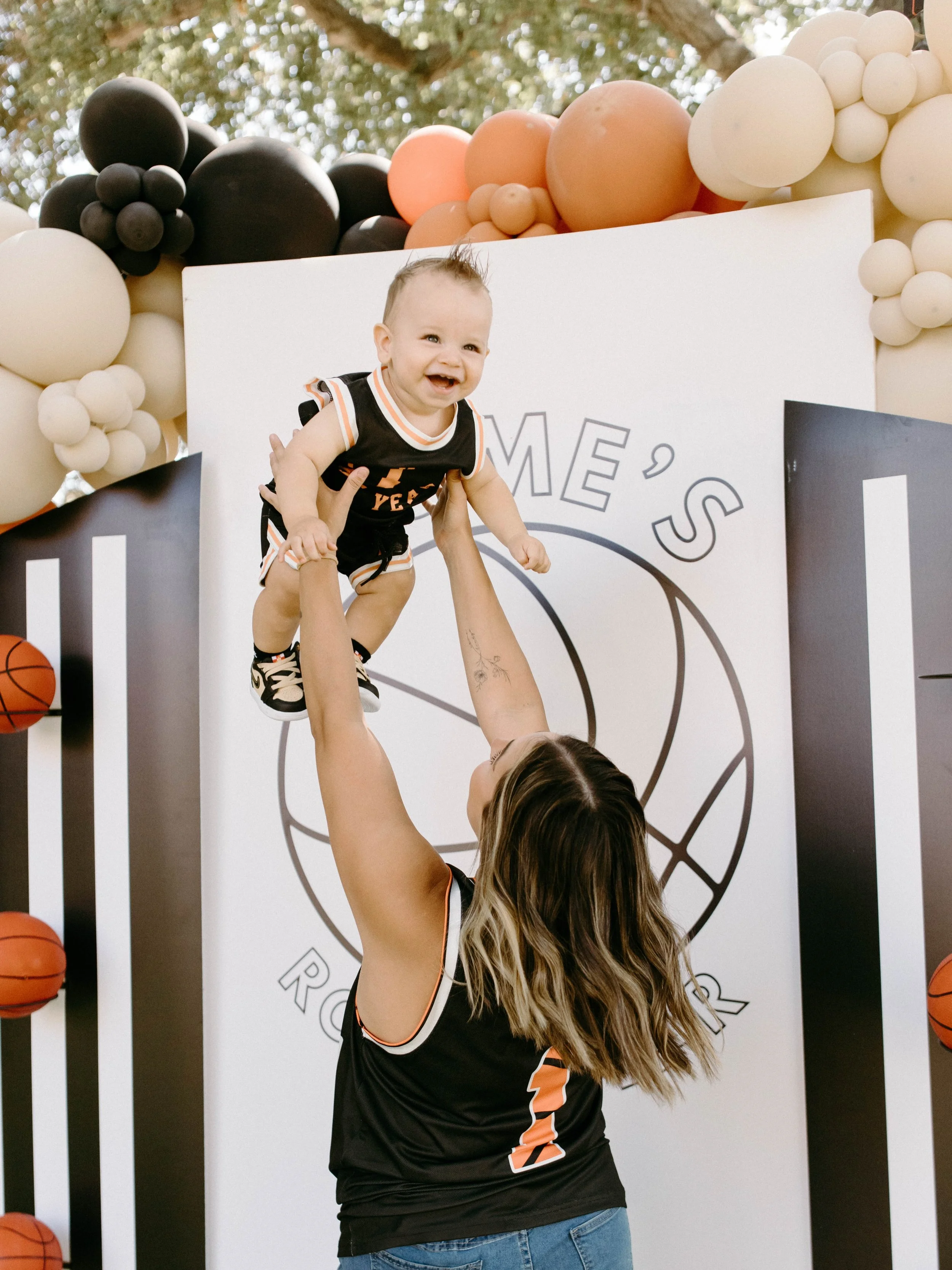More of Rome&rsquo;s Rookie Year 🏀 🤌🏽✨
.
.
.
.
.
.
First Birthday Party | First Birthday Inspo | Rookie of the Year party | Basketball Theme | Balloon Installations | Balloon Inspo