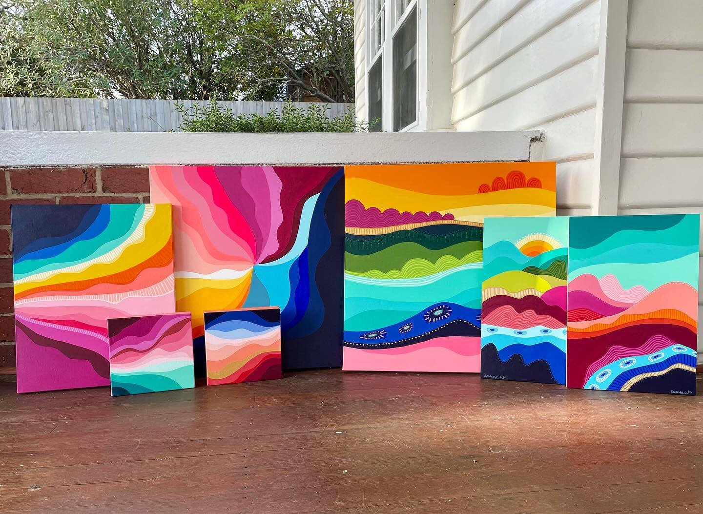 A colourful display of all my available works at the moment 💖🌈. Really enjoying painting with this rainbow colour palette 🥰. Head over to my web for more info. 
Or you can Dm with any Enquiries 
Happy FRI-YAY! 🌞 
-
-
-
#emmawhitelaw #rainbowabstr