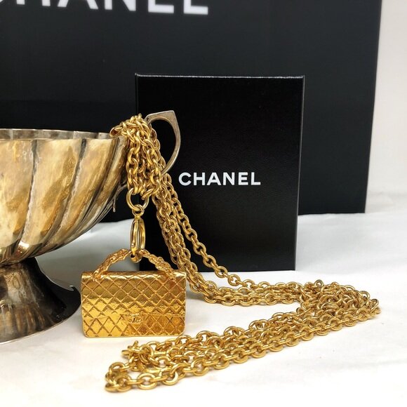 CHANEL VINTAGE LONG HANDBAG PURSE PENDANT LONG GOLD CHAIN NECKLACE