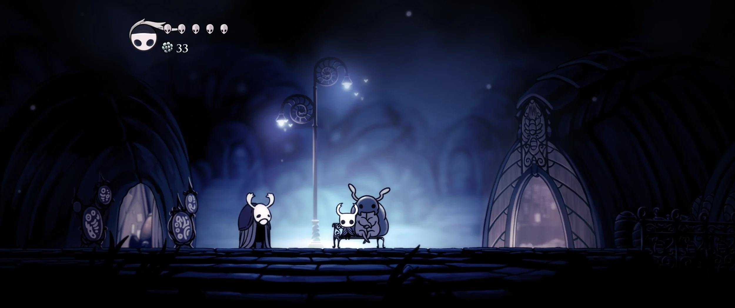 Captura oficial de Hollow Knight com NPCs e cenário urbano em Hallownest