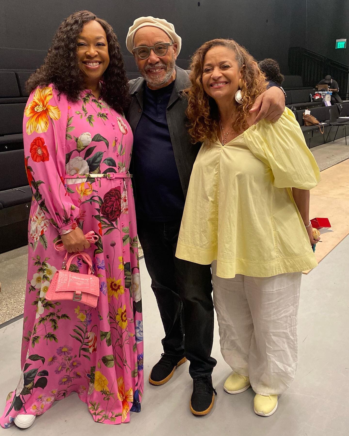 In the presence of legends. Two great women that live to make a difference.
@therealdebbieallen @shondarhimes 
🖤🙏🏽
Another quick reminder to use the link in bio to sign up for my newsletter to be the first to know about my very limited photo sale 