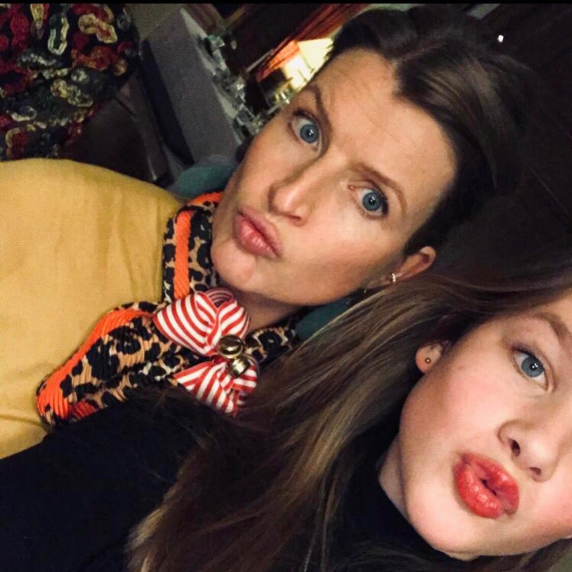 Christmas styling with my lovely niece, what a bow, what a picture🎄@hermance_ve I wish you lots of joy and creativity so you can keep sketching and add color to each day of your life! #fortunatafamily #heritage #liveyourdreams #littleniecesgrowfast 