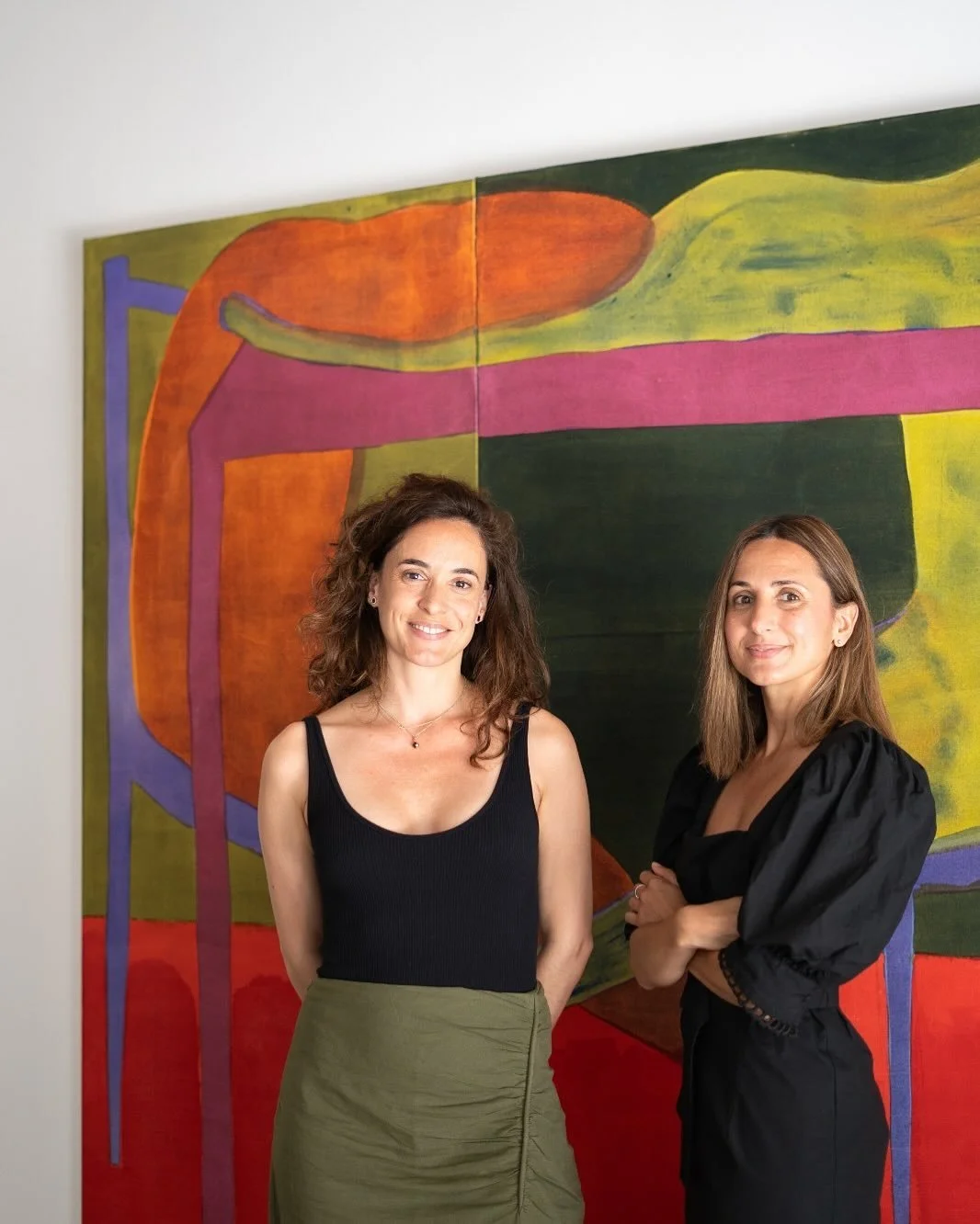 Estas dos bellas tomas de @marolave , con @mariacostafreda frente a una incre&iacute;ble pintura de @lenalagunadiel en @fuga.gallery, capturan un fragmento de un proyecto y su proceso - el que hemos estado construyendo, junto a 23 galer&iacute;as de 