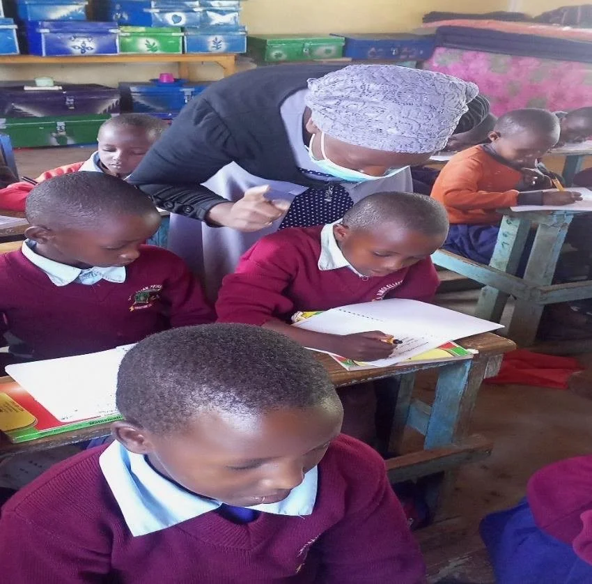 Bericht van Alice, leerkracht op de Ilmolelian School, Kenya

✨ &ldquo;My pupils can now select story books and read on their own,&rdquo; zegt juf Alice van Ilmolelian School.
Dankzij My Book Buddy hebben kinderen toegang tot een kast vol verhalen en