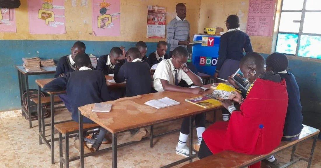 Bericht Lositeti School, Kenya

Niet alleen kinderen genieten van de verhalen in de boekenkasten. Ook ouders van Lositeti School lezen graag mee met de kleurrijke prentenboeken. ❤️
Zo groeit er een echte leescultuur in de hele gemeenschap.

#MyBookBu