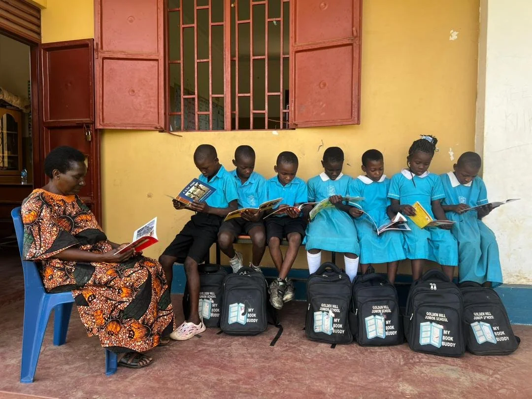 📚 Geweldig Nieuws van Golden Hill Junior School! 🚀

De implementatie van het My Book Buddy project is een daverend succes in de gemeenschap van Mutoto! Dankzij dit initiatief is de liefde voor lezen onder onze leerlingen enorm gegroeid.

De impact 