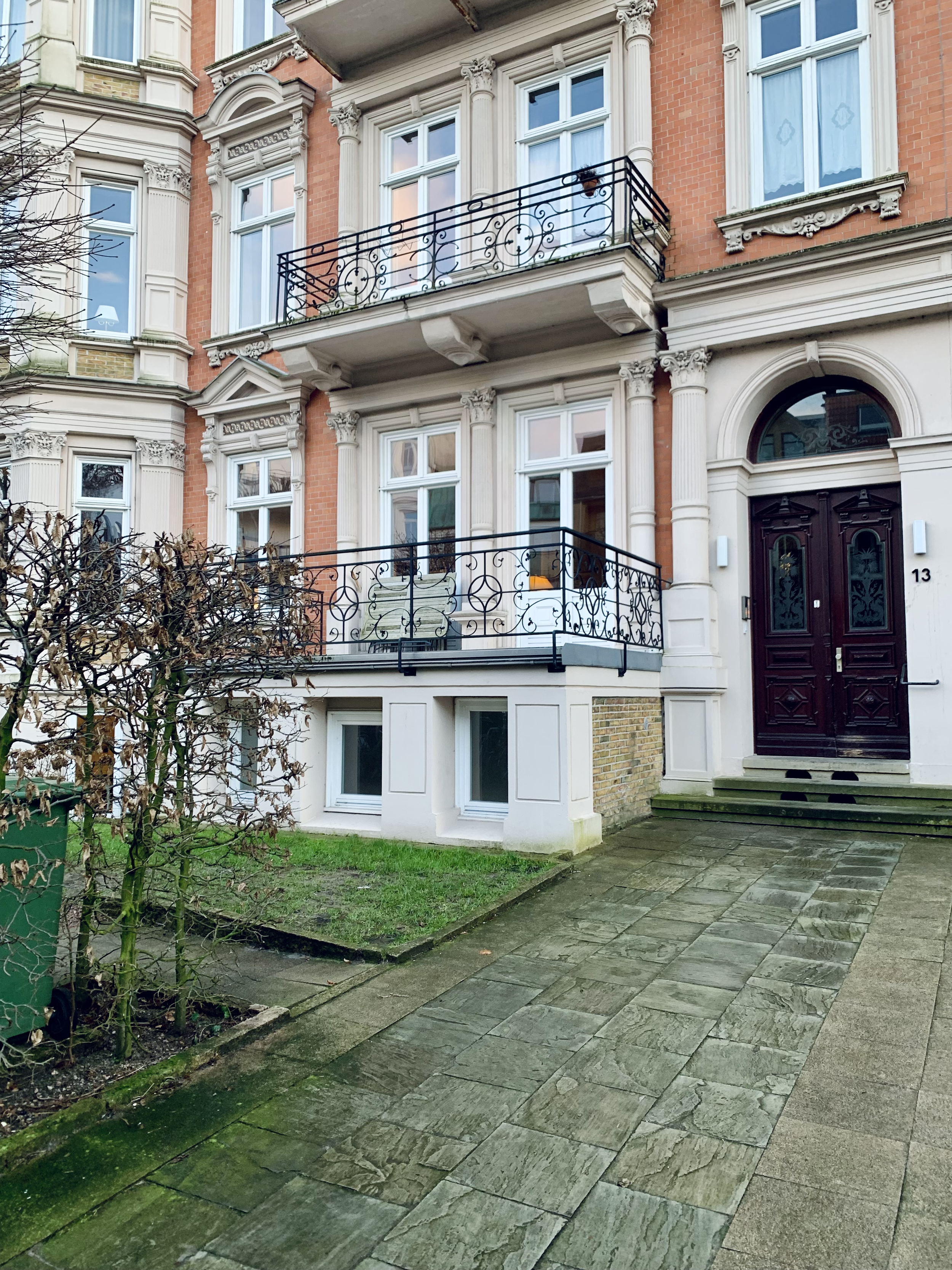 You can find EDGY Studio at Alsterchaussee 13 in Hamburg.