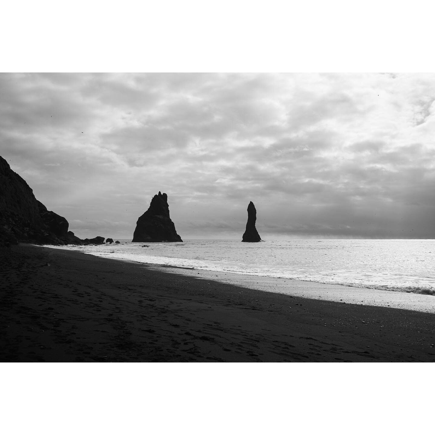 Everywhere you look there&rsquo;s drama. From our recent trip to Iceland 🇮🇸 

#fujifeed #iceland #blacksandbeach #travelphotography #blackabdwhitephotography #monochrome #visiticeland #exploreiceland #inspiredbyiceland #landscapephotography #framel